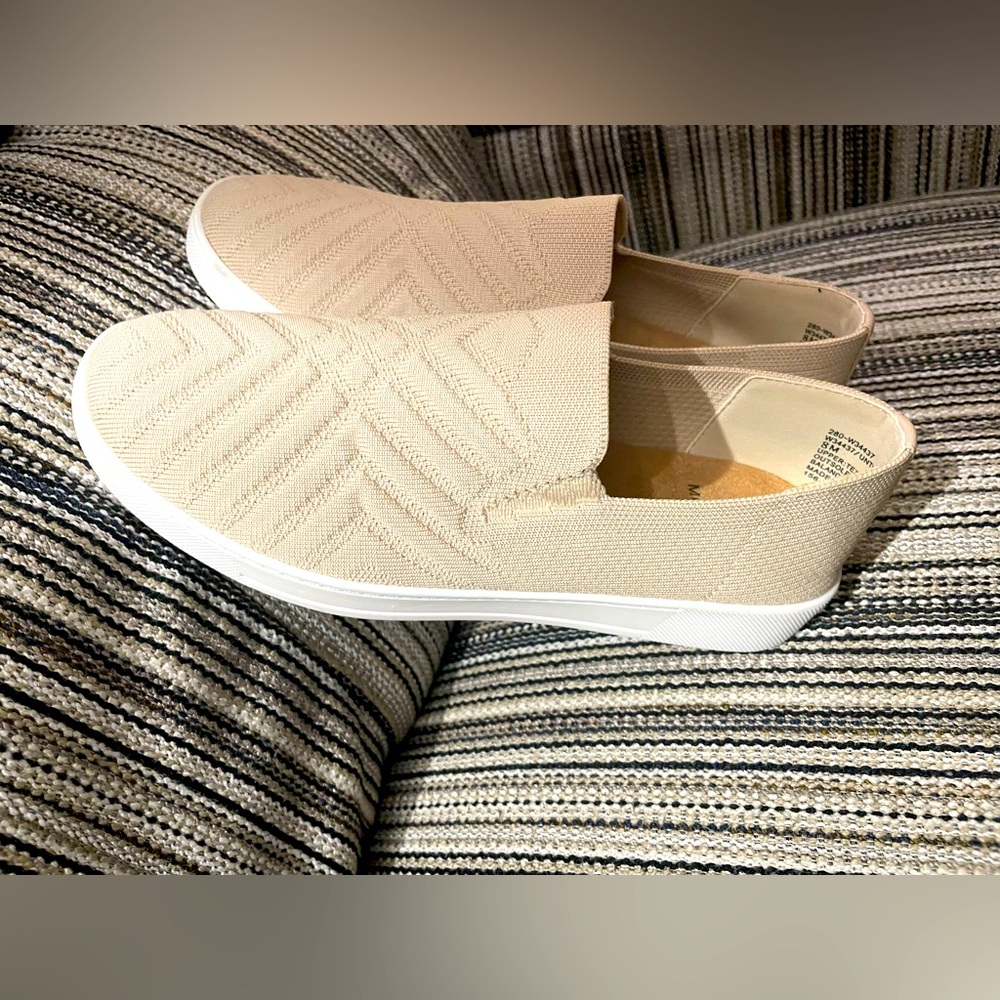 Women’s White Mountain stretch knit upper slip on sneaker NWOT
